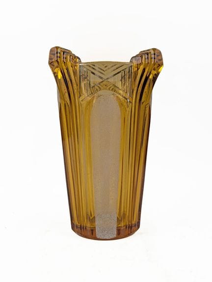 VAL SAINT LAMBERT
Vase en cristal taillé jaune à d