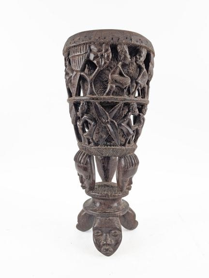 AFRIQUE
Tam tam en bois sculpté à décor d'assemblé