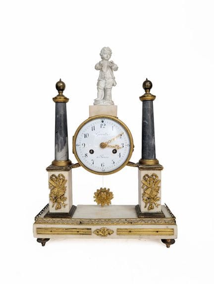 Pendule portique en marbre gris et blanc et bronze