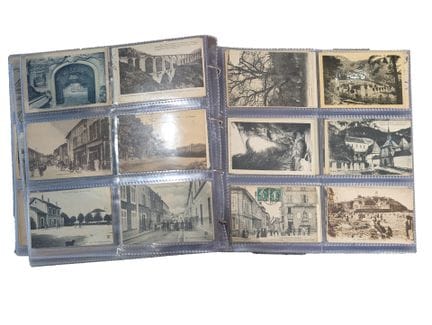 Albums de cartes postales anciennes comprenant env