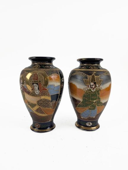 Lot de céramiques composé de : 

- Paire de vases 