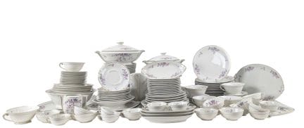 Partie de service en porcelaine de Limoges à décor