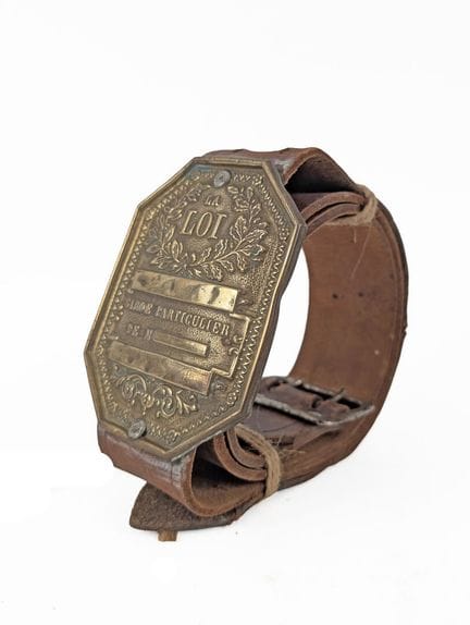 A gold-plated metal belt buckle made using the rep
