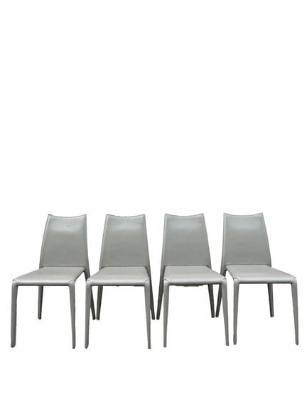 Suite de quatre chaises entièrement gainées de cui
