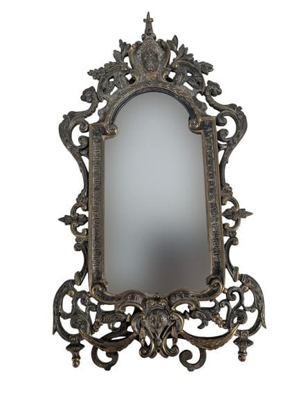 Miroir à poser à monture en bronze ciselé à décor 
