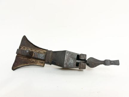Serrure en bronze à décor de motifs géométriques
X