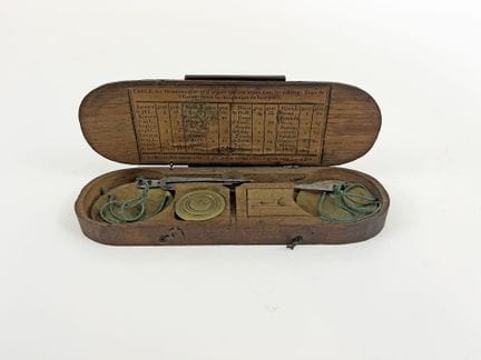 Trébuchet dans un écrin en bois.
XIXème siècle.
Lo