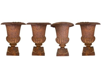 Quatre vases Médicis en métal patiné
Usures
H: 25 
