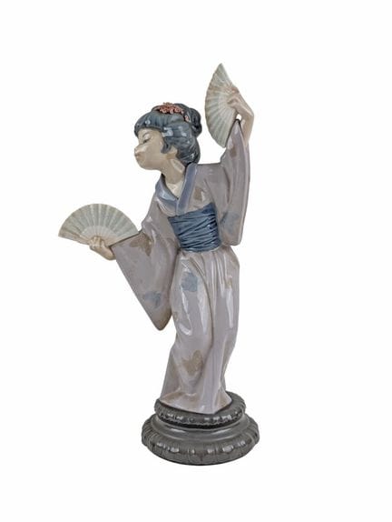 LLADRO
Japonaise aux éventails
Groupe en porcelain
