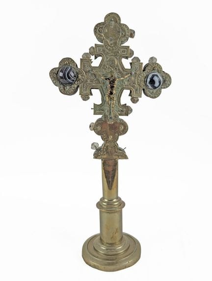 Croix en laiton repoussé et ciselé sur une âme de 
