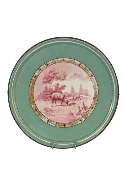 Plat décoratif à décor émaillé et à rehauts dorés 