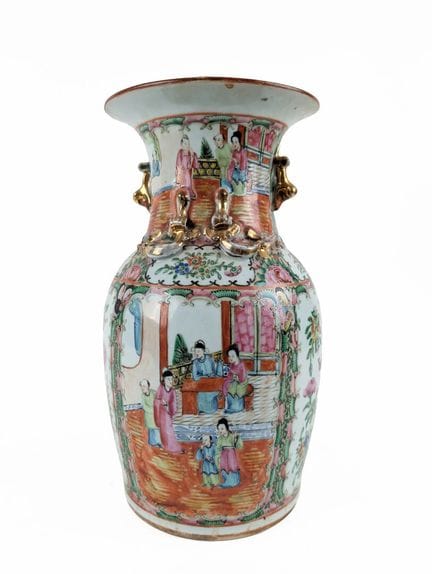 CANTON
Vase en porcelaine à décor émaillé de scène