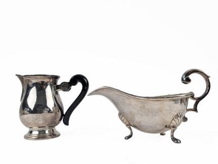 Saucière en métal argenté et pot à lait en métal a