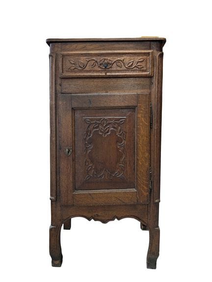 Confiturier en chêne mouluré et sculpté à décor de