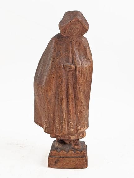 MADEK, 
Femme au manteau
Sculpture en plâtre patin