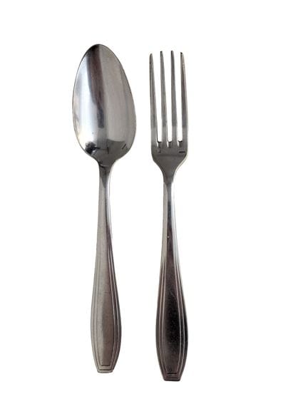 Douze grandes cuillères et onze grandes fouchettes