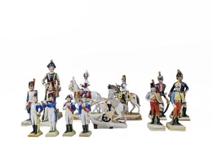 Lot de sujets en porcelaine figurant des soldats n
