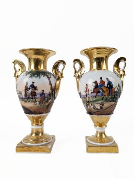 Paire de vases en porcelaine à rehauts doré à déco