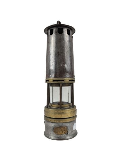 Lampe de mineur, verre signé BACCARAT
Située ARRAS