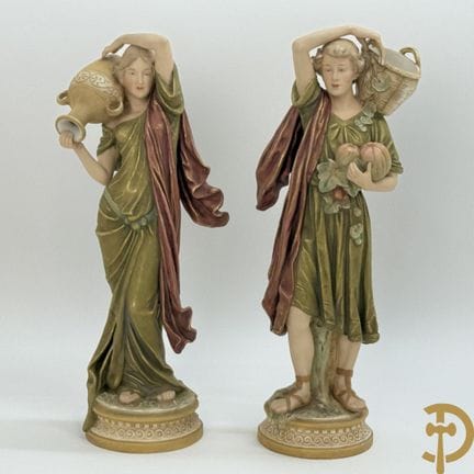 Ein Paar Royal-Dux-Figuren: „Dame mit Amphore“ (Nr