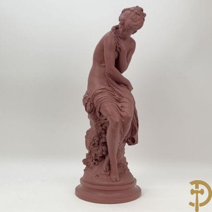 莫罗（MOREAU）马图兰 非参赛作品，题为《手持花束的优雅坐姿女士》的赤陶雕塑 | 高87厘米。-