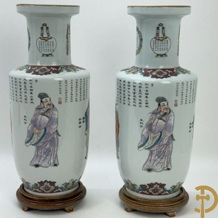 Pareja de jarrones de porcelana china con decoraci