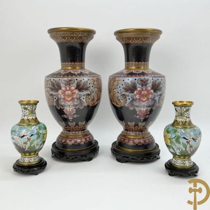 Pareja de jarrones de cloisoné con decoración de p