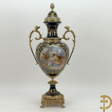 Blaue Porzellanvase mit schönem Dekor im Sèvres-St