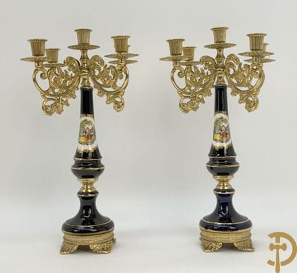 Par de candelabros de cobre con adornos de estilo 