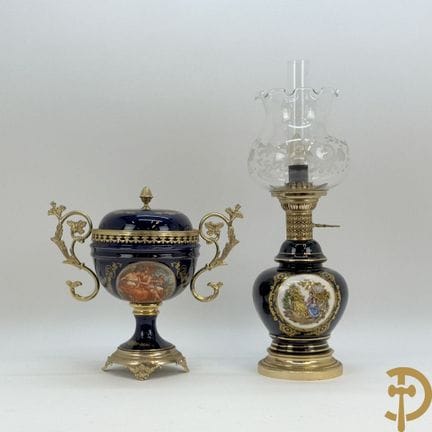 Vase im Sèvres-Stil mit Deckel, mit Kupferverzieru
