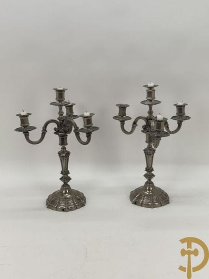 Pareja de candelabros franceses de metal plateado 