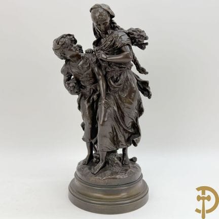 署名 "一对云杉女士 "的青铜雕塑，高 52 厘米。