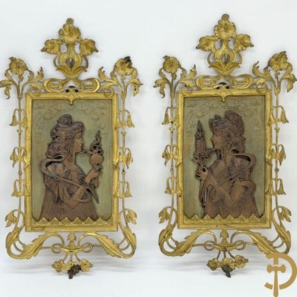 Pareja de bajorrelieves de bronce dorado al fuego 