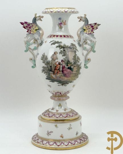 Jarrón decorativo de porcelana con una escena anim