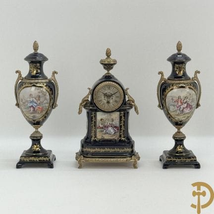 Juego de porcelana de tres piezas con escenas romá