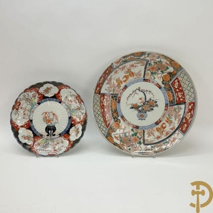 Dos platos de porcelana Imari | Diámetros: 33,5 y 