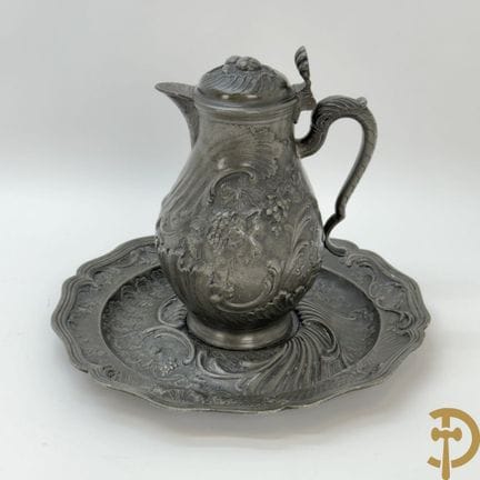 Jarra decorativa de estaño con zarcillos de parra 