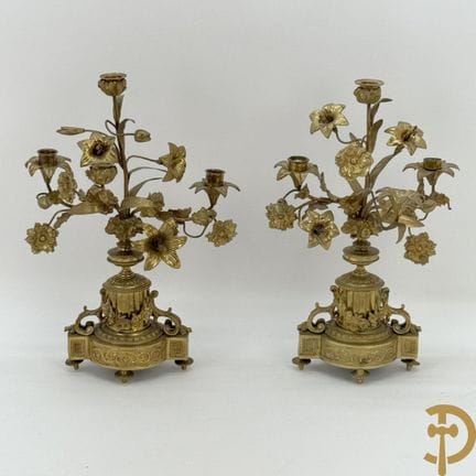Pareja de candelabros de bronce con guirnalda y mo