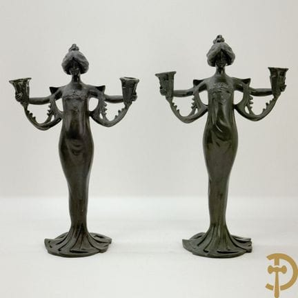 Pareja de estatuas de bronce con forma de mujeres,