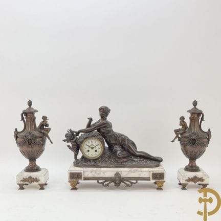 Conjunto de tres piezas para chimenea con un reloj