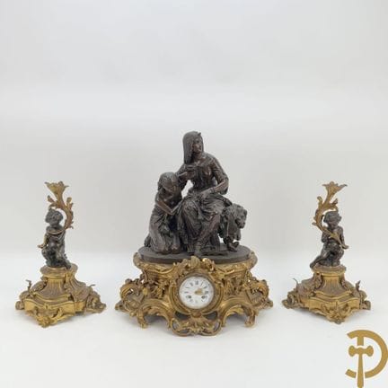 Guarnición de bronce en tres partes que comprende 