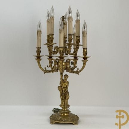 Candelabro de diez brazos de cobre dorado sostenid
