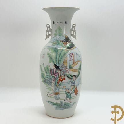 Jarrón de porcelana china con motivos de mujeres y
