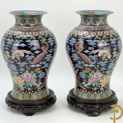 Pareja de jarrones cloisoné con decoración de flor