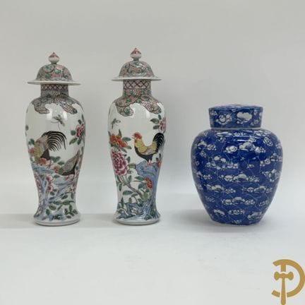 Par de jarrones chinos de porcelana con tapa, deco