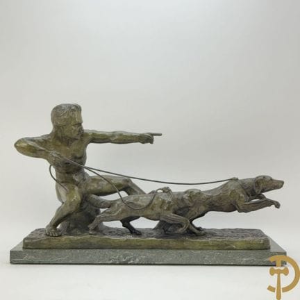 德·万德莱尔·R. 作品《坐着的男子与猎犬》，装饰艺术风格青铜雕塑，置于大理石基座上 | 高 50 