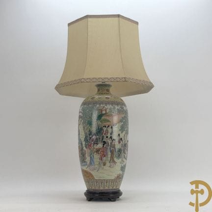 Jarrón de porcelana china con decoración animada d