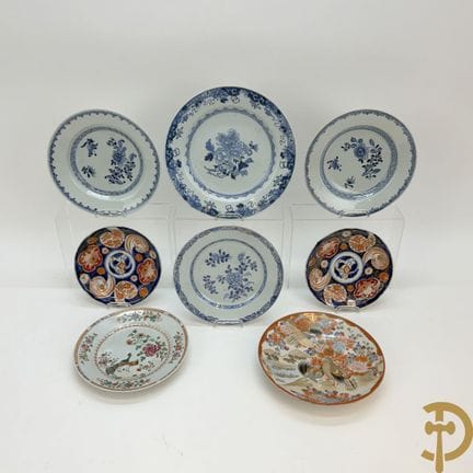 Cinco platillos chinos de porcelana con motivos fl