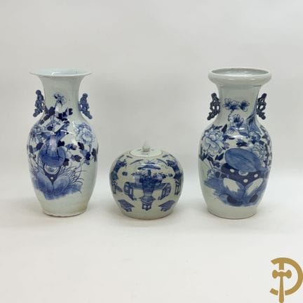 Dos jarrones chinos de porcelana celadón con motiv