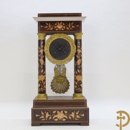 Reloj de cuatro columnas de Carlos X con marqueter